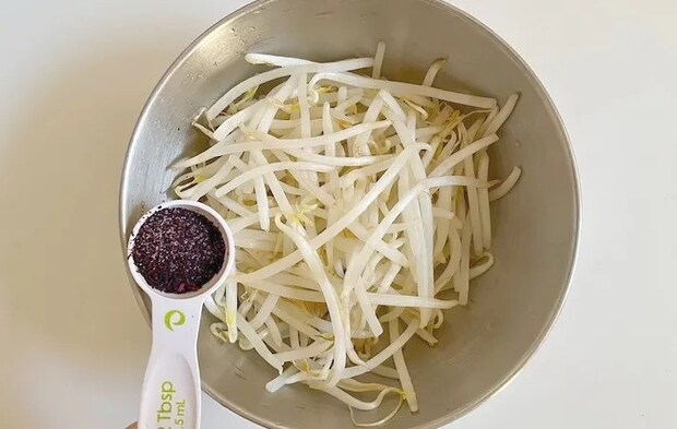 ボウルに調味料を加えた画像（撮影：エニママ）