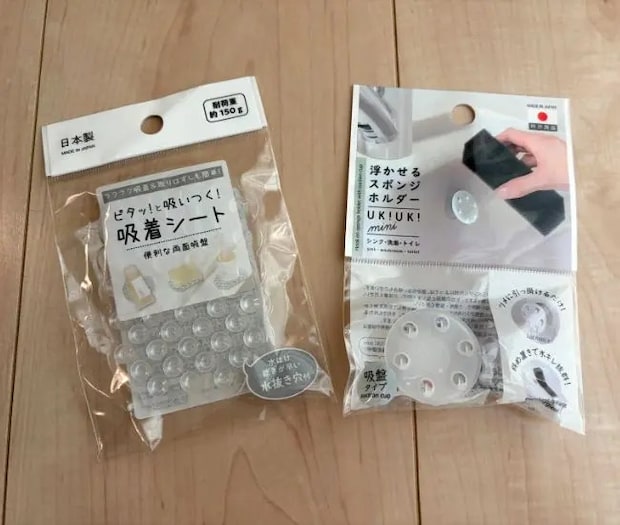 『吸着シート』と『浮かせるスポンジホルダー』（撮影：grapeライフハック編集部）