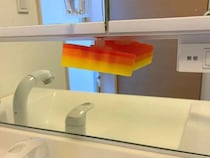 洗面台にスポンジ直置きしないで！　100均で作った「浮かせる収納」でぬめり消えた