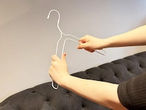 針金ハンガーを両手で曲げたら…　2ステップでできる活用法に「便利！」