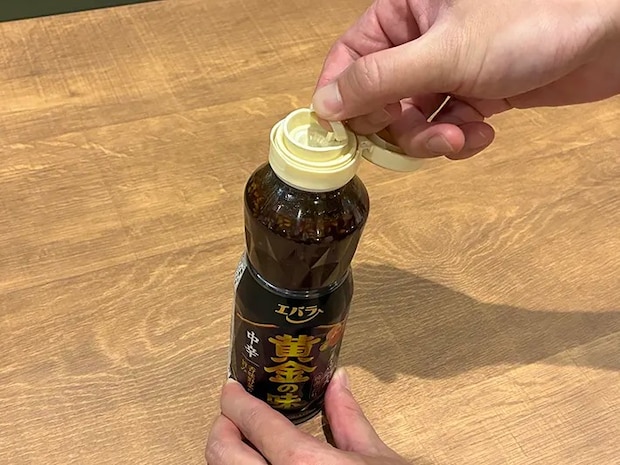 焼き肉のタレを真上に引っ張って開ける場面（撮影：grapeライフハック編集部）