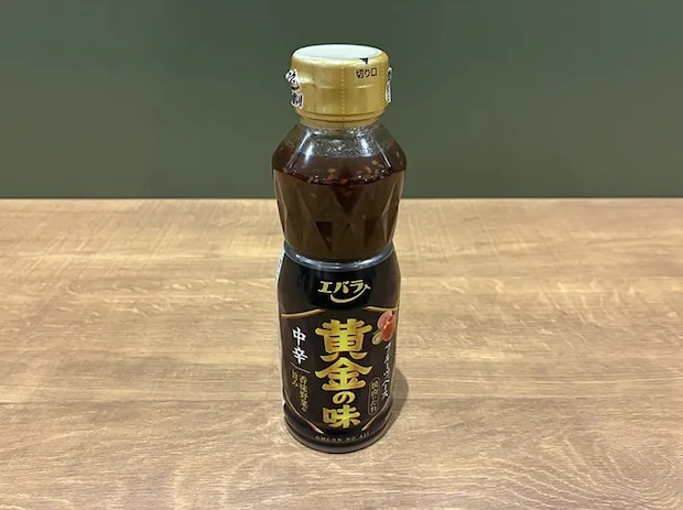 机に置かれた焼き肉のタレ（撮影：grapeライフハック編集部）