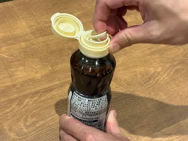 焼き肉のタレをななめ45度にめくって開ける場面（撮影：grapeライフハック編集部）