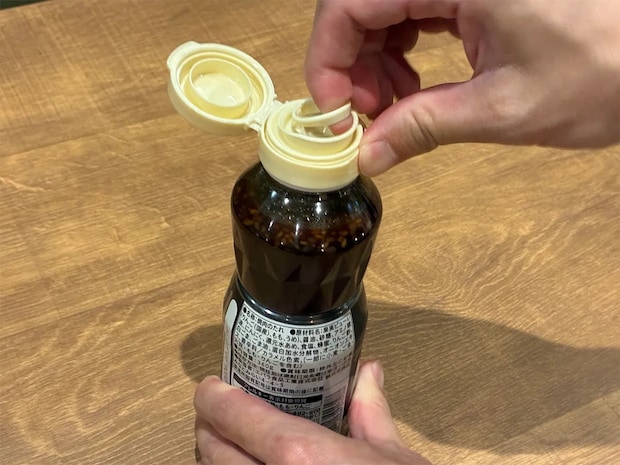 タレの中栓を『ななめ45度』で引くと？　エバラが勧める開け方を試してみた