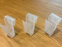 活用法に「何個も買いたくなる！」　100均『薬味ホルダー』を収納ケースの外に取りつけると？