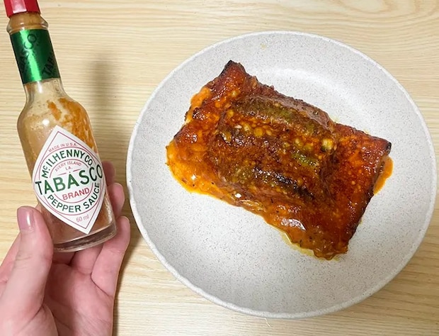 スナップエンドウのチーズ焼きとペッパーソースの写真（撮影：grapeフード編集部）