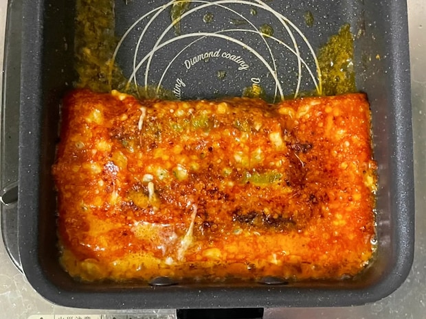 玉子焼き器で焼いたのは『卵』ではなく… カリカリチーズが病みつきになる一品に「食べる手が止まらない」
