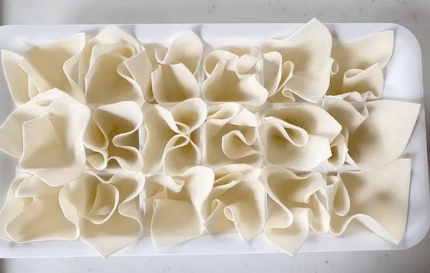 シュウマイの皮を並べた画像（撮影：エニママ）