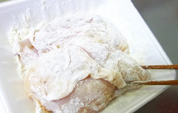 小麦粉をまぶす画像（撮影：エニママ）