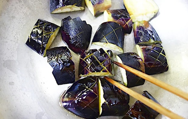 ナスを揚げ焼きにする画像（撮影：エニママ）