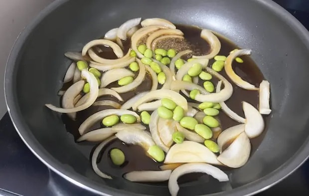 フライパンに玉ねぎと枝豆と合わせ調味料が入った画像（撮影：エニママ）