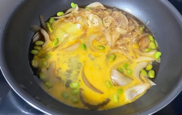 フライパンに卵を追加した画像（撮影：エニママ）