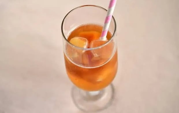 『白桃缶の紅茶氷』の完成写真（撮影：小泉明代）