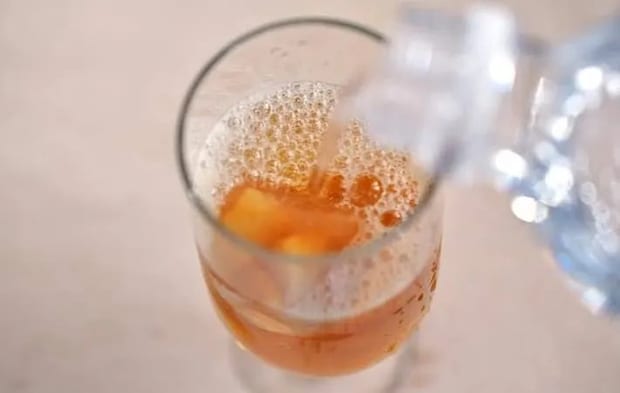 『白桃缶の紅茶氷』を作る写真（撮影：小泉明代）