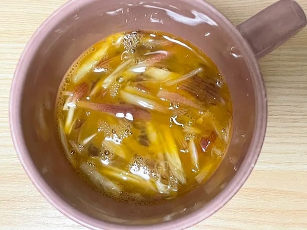 卵、ミョウガ、めんつゆを混ぜた写真（撮影：grapeフード編集部）