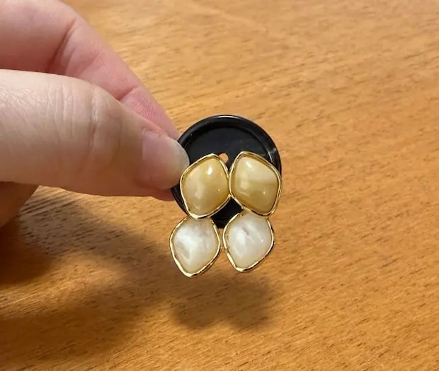 穴にピアスを通した様子（撮影：grapeライフハック編集部）