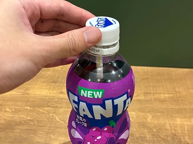 ストローを入れて蓋を閉めたペットボトル（撮影：grapeライフハック編集部）