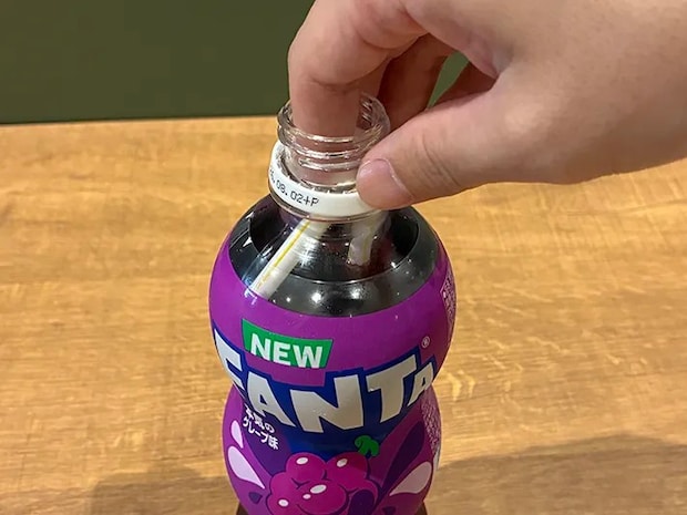 ペットボトルの中に入り込んだストローを取り出そうとする場面（撮影：grapeライフハック編集部）