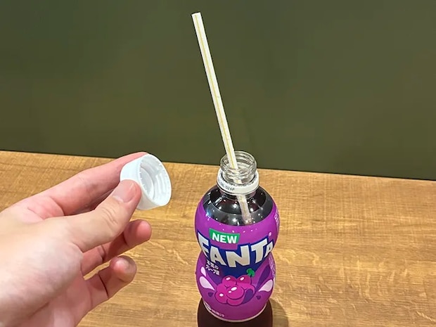 ペットボトルに刺したストロー（撮影：grapeライフハック編集部）