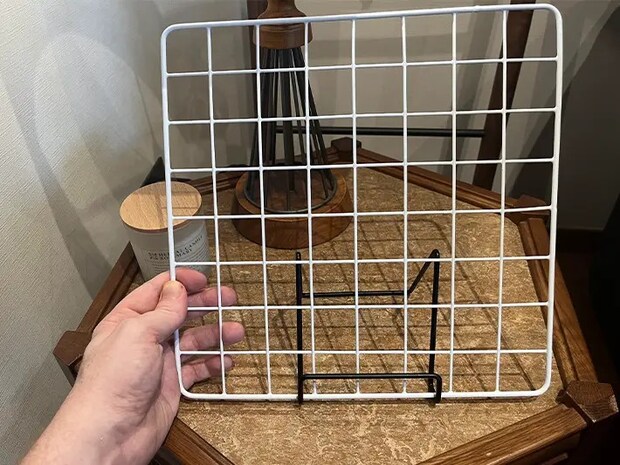 ダイソーのワイヤーネット・ワイヤースタンドのコンビ ワイヤーネットの写真（撮影：grapeライフハック編集部）