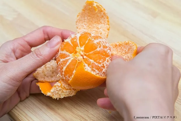ミカンの皮を剥く場面