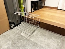玄関に『コの字』にしたワイヤーネットを設置すると？　3分で靴の収納量が倍になるアイディアとは