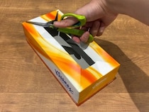 ティッシュの空き箱、4か所切れ込みを入れたら？　袋ティッシュの収納ケースが作れる！【2分で完成】