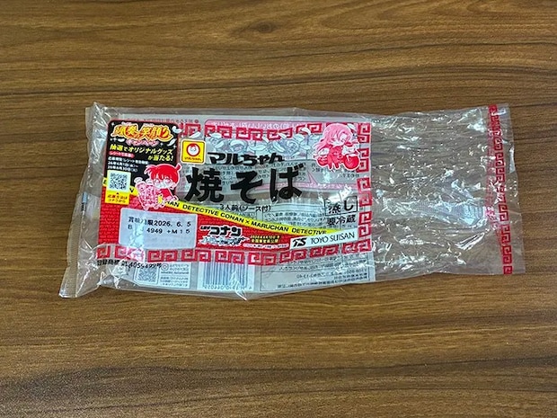 机に置かれた焼きそば袋（撮影：grapeライフハック編集部）