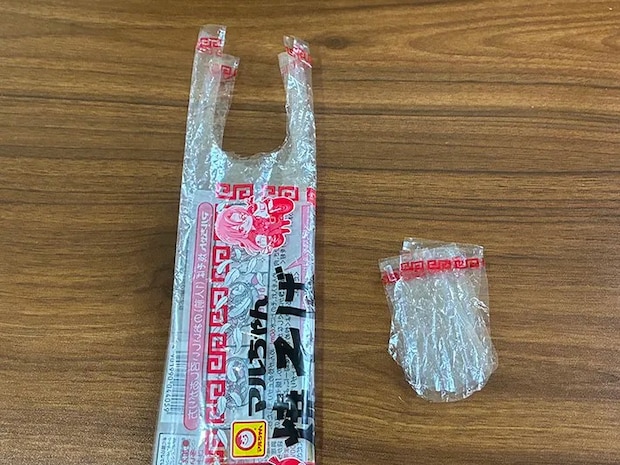 U字の切れ込みを入れた焼きそば袋（撮影：grapeライフハック編集部）