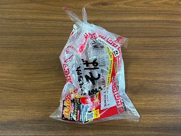 袋の口を縛った焼きそば袋（撮影：grapeライフハック編集部）
