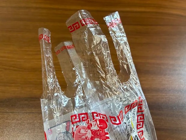持ち手ができた焼きそば袋（撮影：grapeライフハック編集部）