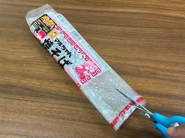 焼きそば袋が『取っ手つきゴミ袋』になる! 8cm切るだけの簡単な方法