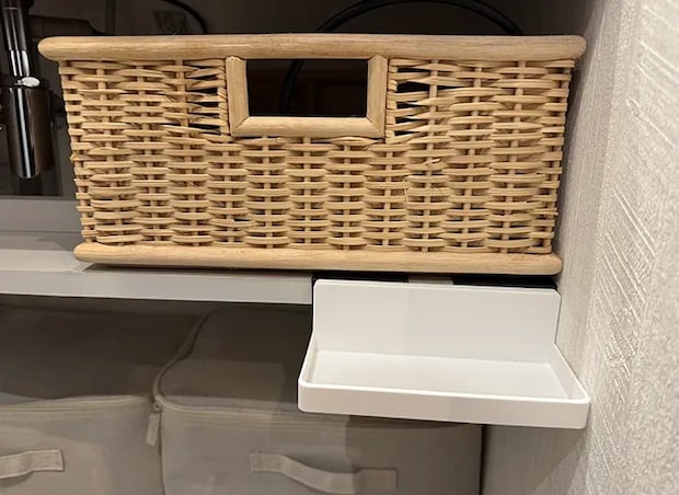 ブックスタンドにマグネットプレートをつける（撮影：grapeライフハック編集部）