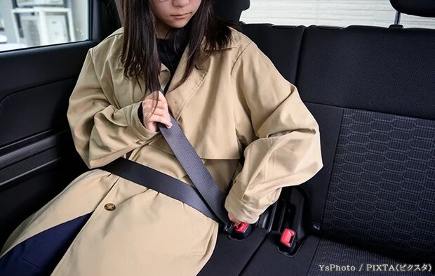 シートベルトをする人の写真