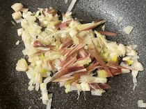 いつものチャーハンが大変身！　余りがちな食材を丸々1個刻んで入れると…