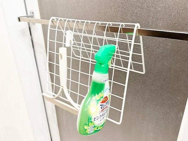 曲げたワイヤーネットに掃除セットをかける（撮影：grapeライフハック編集部）