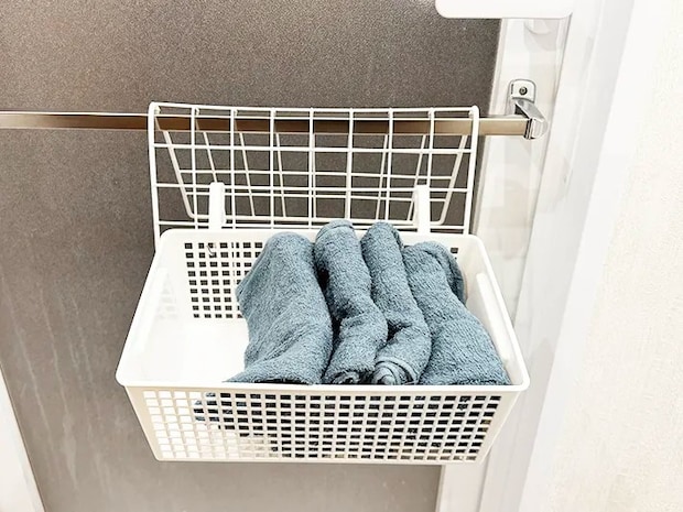 曲げたワイヤーネットにタオルをかける（撮影：grapeライフハック編集部）