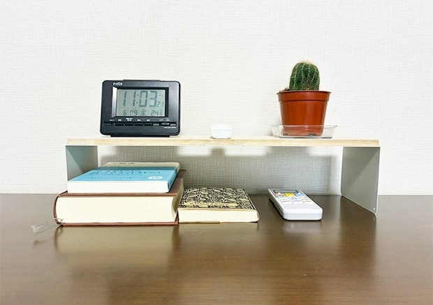 ブックエンドと板の活用写真（撮影：grapeライフハック編集部）