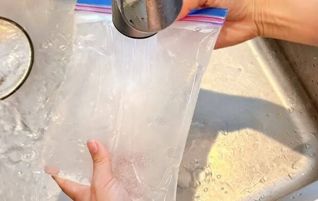 『ジップつき袋で氷』を作る写真（撮影：キジカク）