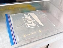 コンビニの氷、買わなくていいかも！　ジッパー袋で作った『大きな氷』を叩かずに割る裏ワザ
