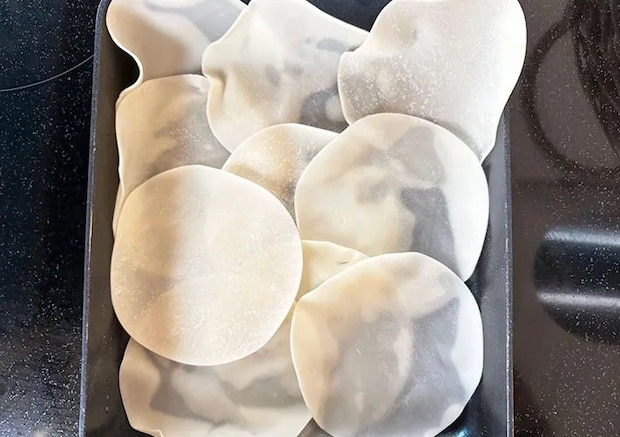 餃子の皮を敷き詰めた画像（撮影:エニママ）
