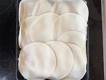 もう包まないで！　玉子焼き器に餃子の皮を敷き詰めて焼くと？