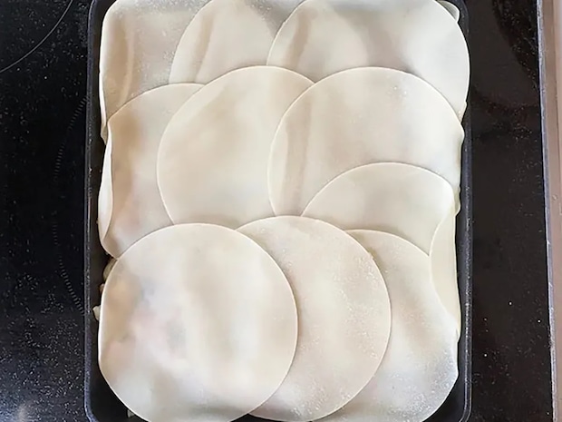 もう包まないで！　玉子焼き器に餃子の皮を敷き詰めて焼くと？
