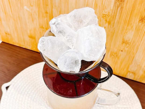 コーヒー粉の上に『氷』をのせて4時間　完成した一杯に「もういつものに戻れない！」【カルディ】