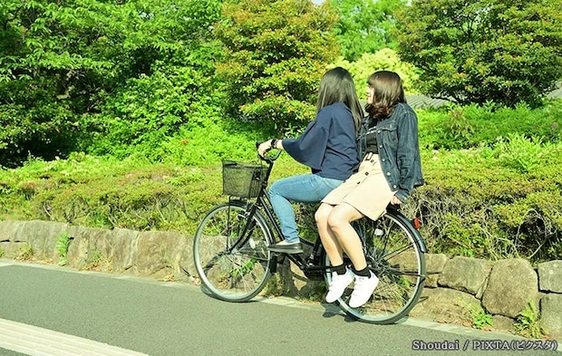 自転車に乗る子供の写真