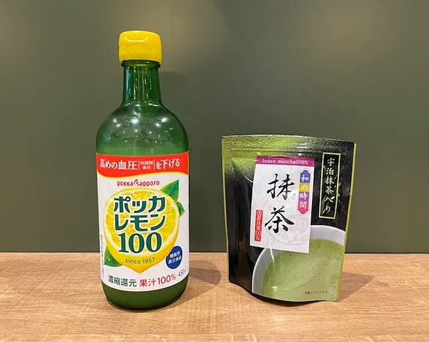 『ポッカレモン100』と抹茶の写真（撮影：grapeフード編集部）
