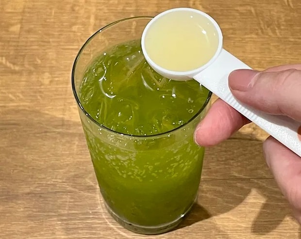 『ポッカレモン100』を抹茶ソーダに入れる写真（撮影：grapeフード編集部）