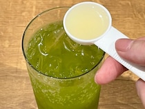 抹茶に炭酸、さらに大さじ1杯加えたのは…　意外な組み合わせに「癖になる」「ぐびぐびいける」