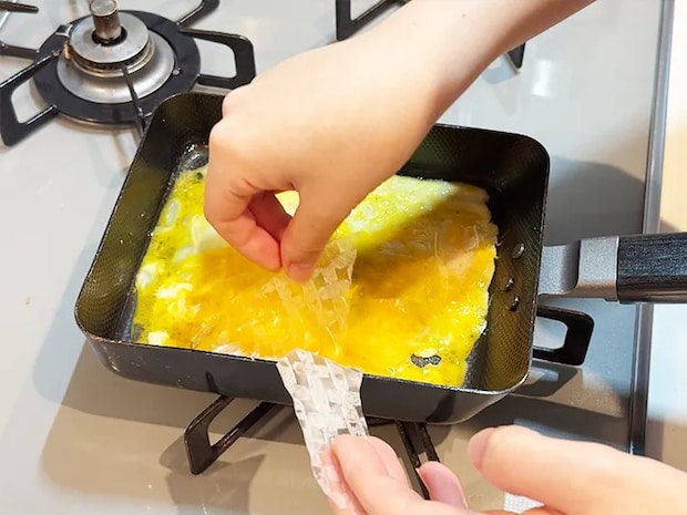 ライスペーパーを玉子焼きを入れる（撮影：grapeフード編集部）
