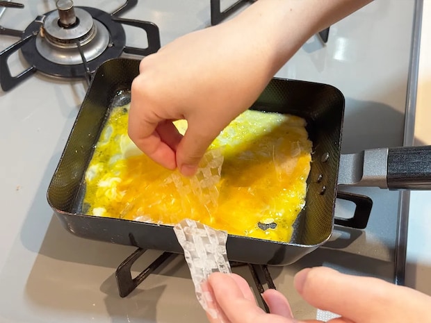 「おかわりないの?」玉子焼きを食べたら、モチっ! 新食感の正体は、ちぎって入れた透明の…?